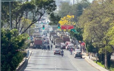 Cierran transportistas paso en Santa Rosa
