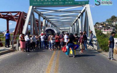 Con bloqueo carretero, exigen reconstrucción de escuela en Tehuantepec