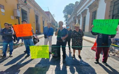 Con bloqueo, exigen liberación de mototaxis irregulares