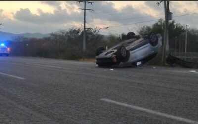 En la Costera vuelca una camioneta y huyen sus ocupantes