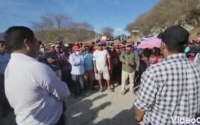 En Santa Cruz Bamba retienen a funcionario estatal, no quieren más “arreglitos”