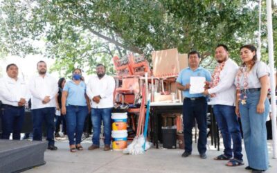 Entrega IEEPO mobiliario y material a escuelas de nivel básico del Istmo