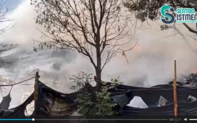 Fuerte incendio en basurero clandestino de CATEM