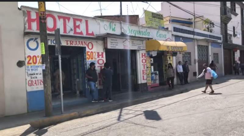 Hombre muere en pleno pasillo de un hotel en la capital