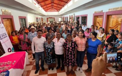 Más de medio millar de personas reciben lentes de vista cansada por parte del DIF Oaxaca