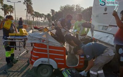 Mototaxi se estampa contra autobús en Tehuantepec