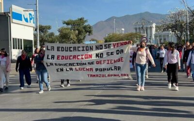 Normalistas de Tamazulampam marchan en la capital