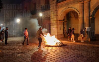 Otra vez normalistas vandalizan en Palacio de Gobierno