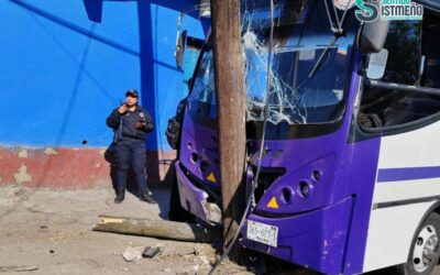 Por exceso de velocidad, camión se impacta contra dos postes en la capital