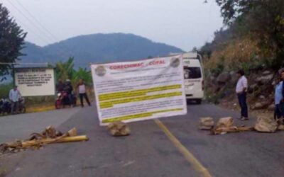 Por falta de atención a demandas, pobladores bloquean carretera en la Cuenca