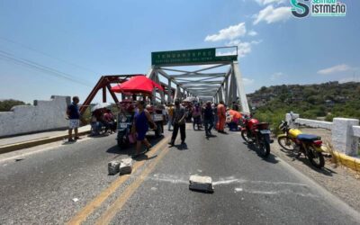 Por tercer día consecutivo, bloquean el puente de fierro de Tehuantepec