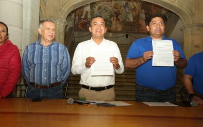 Recibe Secretario de Administración Antonino Morales pliego petitorio de STPEIDCEO