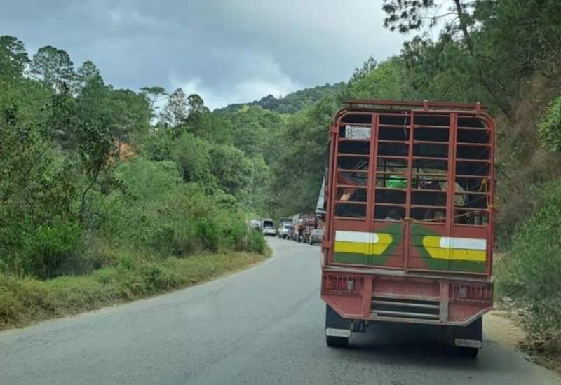 Responsabilizan a edil de Yaitepec ataque durante asamblea; pobladores bloquean carretera 178