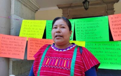 Se vuelve a manifestar Lorena Merino frente al Palacio de Gobierno