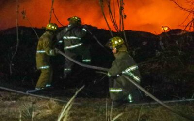 Sofocan cuerpo de bomberos y protección civil municipales y estatales incendio en Centro de Acopio de Zaachila.