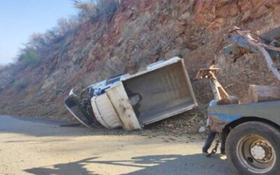 Vuelca volteo en Concepción Pápalo