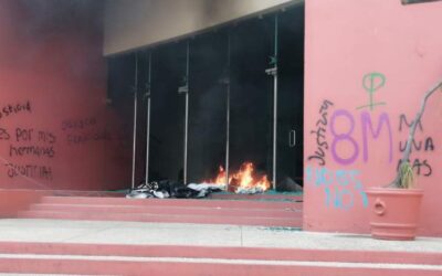 Con destrozos y quemas, se realiza Marcha del Día Internacional de la Mujer en Oaxaca