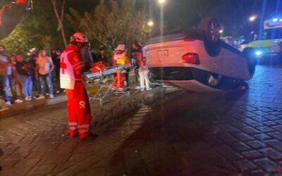 Varios lesionados deja volcadura en la capital oaxaqueña