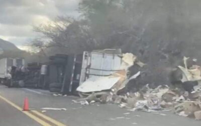 Vuelca trailer con cargamento de plátanos, en el Istmo de Tehuantepec