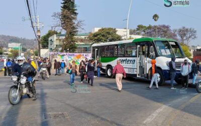 Vuelven a las andadas los normalistas; bloquean la ciudad capital