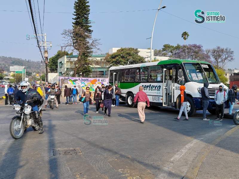 Vuelven a las andadas los normalistas; bloquean la ciudad capital