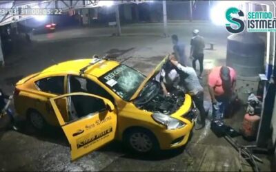 4 detenidos por destrozar un taxi en Xoxocotlán Oaxaca