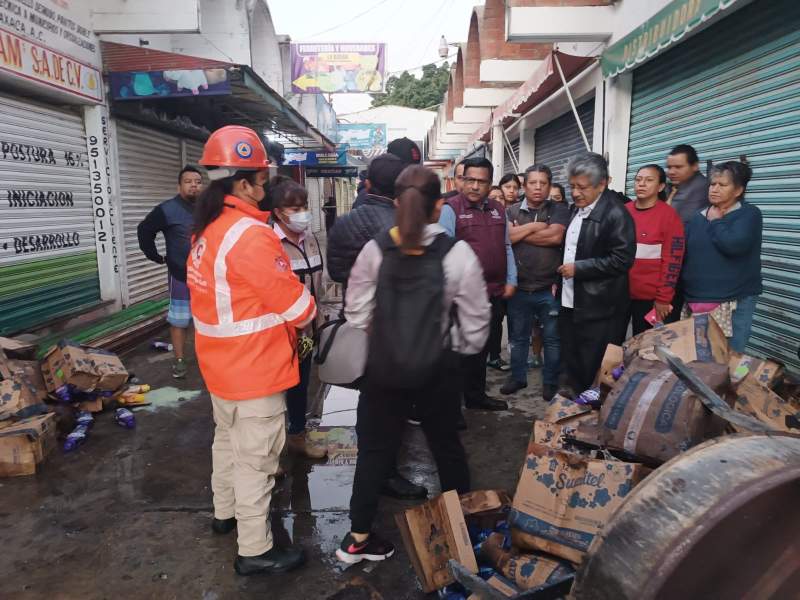 Acude Martínez Neri a zona de incendio en la Central; se apoyará a comerciantes