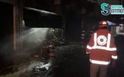 Al menos cuatro locales afectados en incendio de la Central de Abastos