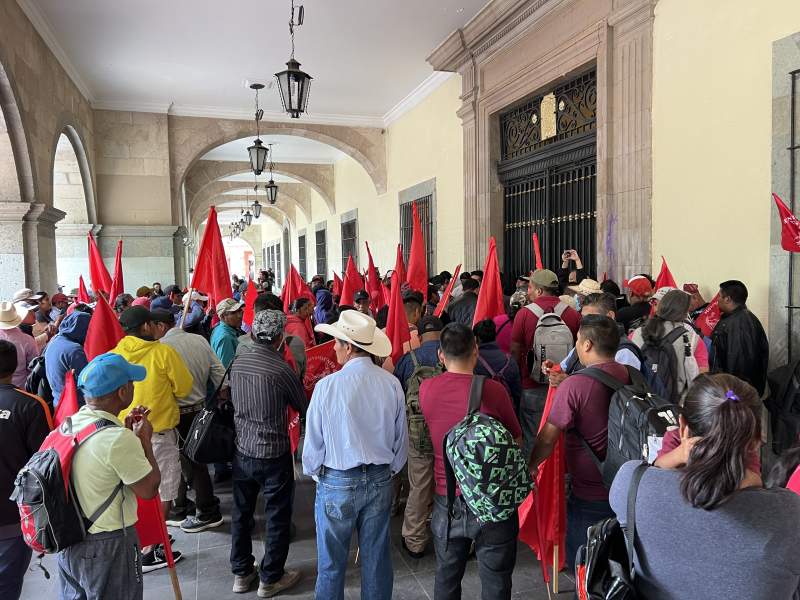 Antorcha Campesina protesta en Palacio de Gobierno