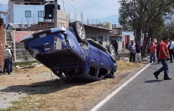 Volcadura de camioneta en Huayapam dejó 2 lesionados