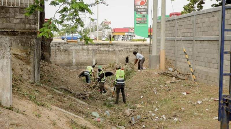 ayuntamiento-juchiteco-realiza-limpieza-y-desazolve-de-cauce-natural-en-costado-norte-del-tecnologico