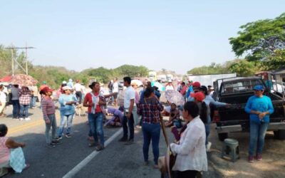Bloquean el paso al oriente del Istmo, exigen negociar con CFE