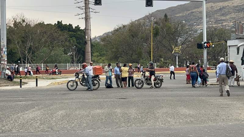 Bloquean perredistas el Parque del Amor