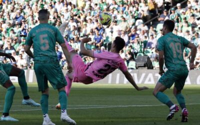 César Montes anota golazo de chilena en partido del Espanyol de Barcelona