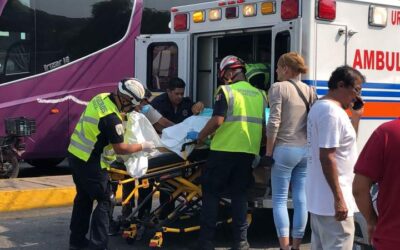 Choca ambulancia con pacientes a bordo en el crucero de Juchitán