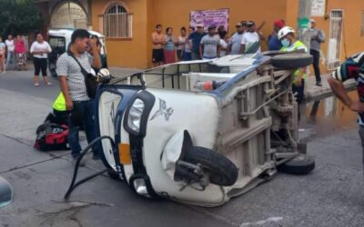 Choca taxi y mototaxi y vuelca en Juchitán