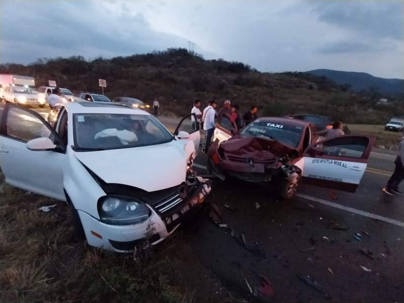 Cuatro lesionados deja accidente entre un taxi y un carro particular en Libramiento El Tule