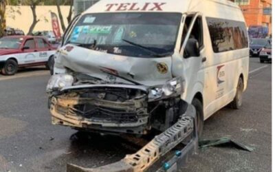 Cuatro lesionados deja choque entre urvan y pipa en la carretera 190, en Oaxaca