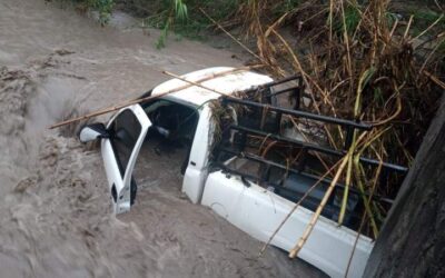Dos personas arrastradas por el río en Tlacolula