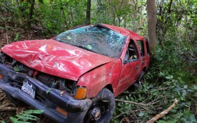 Hallan camioneta accidentada en un barranco en Oaxaca