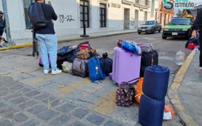 Levantan plantón egresados normalistas en el centro de Oaxaca