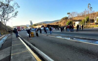 Manifestantes toman la caseta de Huitzo