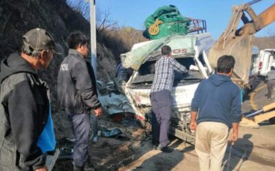 Mortal volcadura de Urvan en carretera a Ixtlán