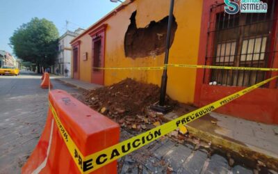 Por humedad de la lluvia, se desprende fachada de un inmueble en Oaxaca
