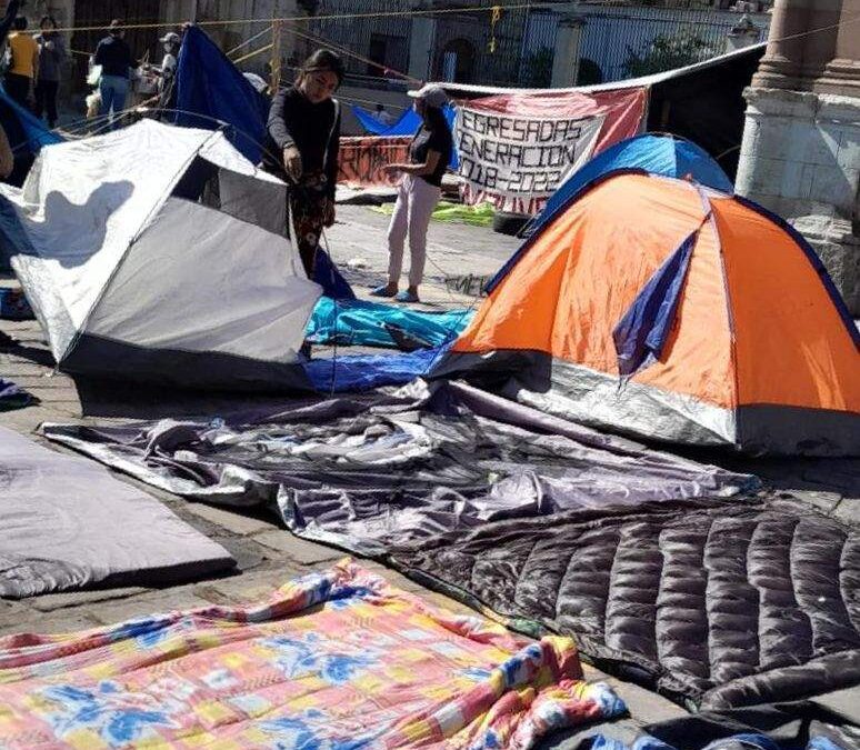 Regresan egresados normalistas a su plantón tras granizada