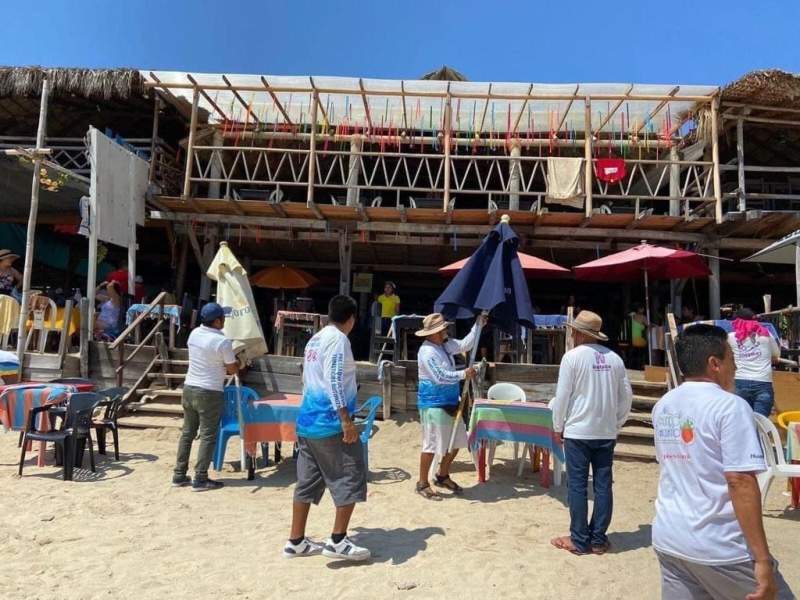 Retiran puestos en Playa la Entrega, ante renta ilegal