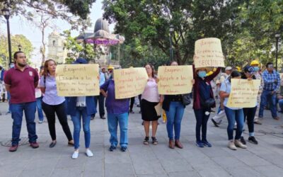 Se manifiestan trabajadores de vectores en Palacio de Gobierno