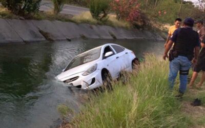 Vehículo cae a canal de riego, en el Istmo