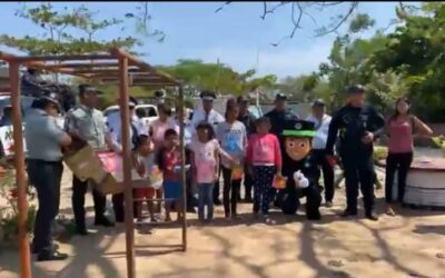 Regalan policías municipales regalos a niños de Juchitán