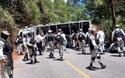 Vuelca camión de la Guardia Nacional en Juquila, hay una elemento fallecido